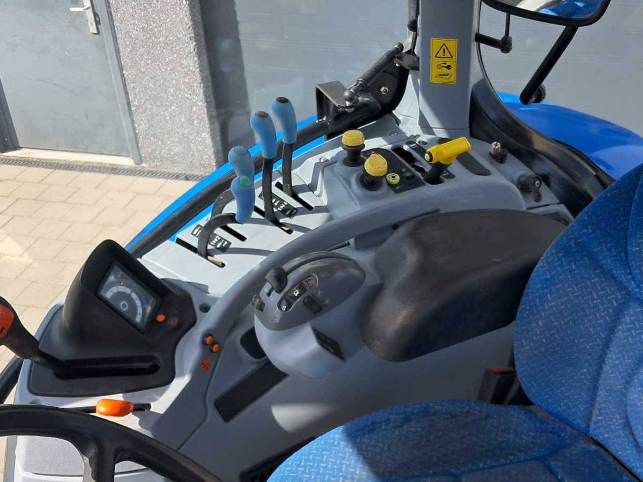 2011 NEW HOLLAND T6030 ELITE FOUR WHEEL DRIVE FARM TRACTOR - Traktor: foto 5 2011 NEW HOLLAND T6030 ELITE FOUR WHEEL DRIVE FARM TRACTOR - Traktor: foto 5