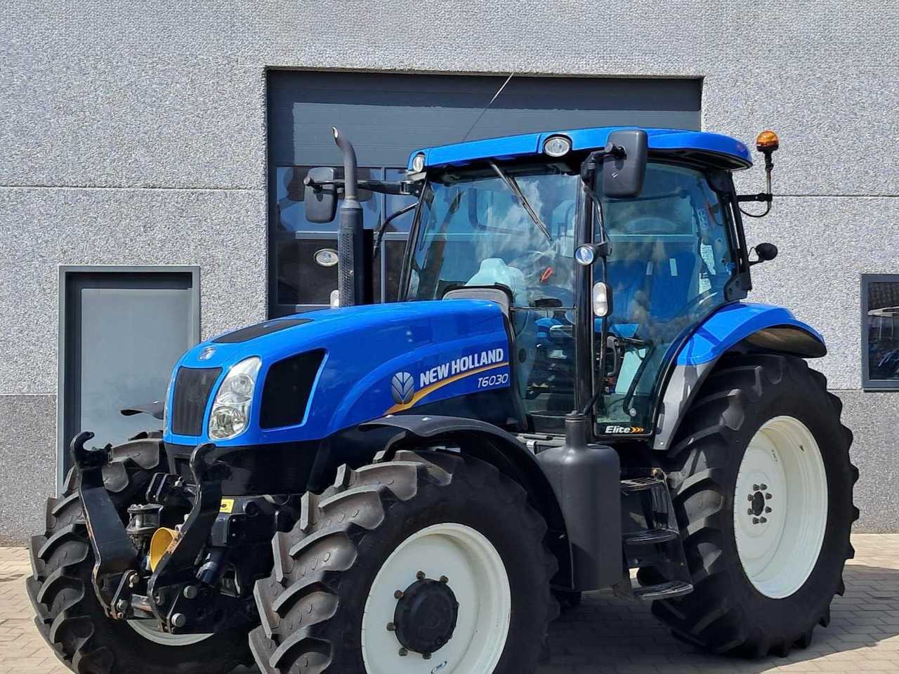 2011 NEW HOLLAND T6030 ELITE FOUR WHEEL DRIVE FARM TRACTOR - Traktor: foto 1 2011 NEW HOLLAND T6030 ELITE FOUR WHEEL DRIVE FARM TRACTOR - Traktor: foto 1