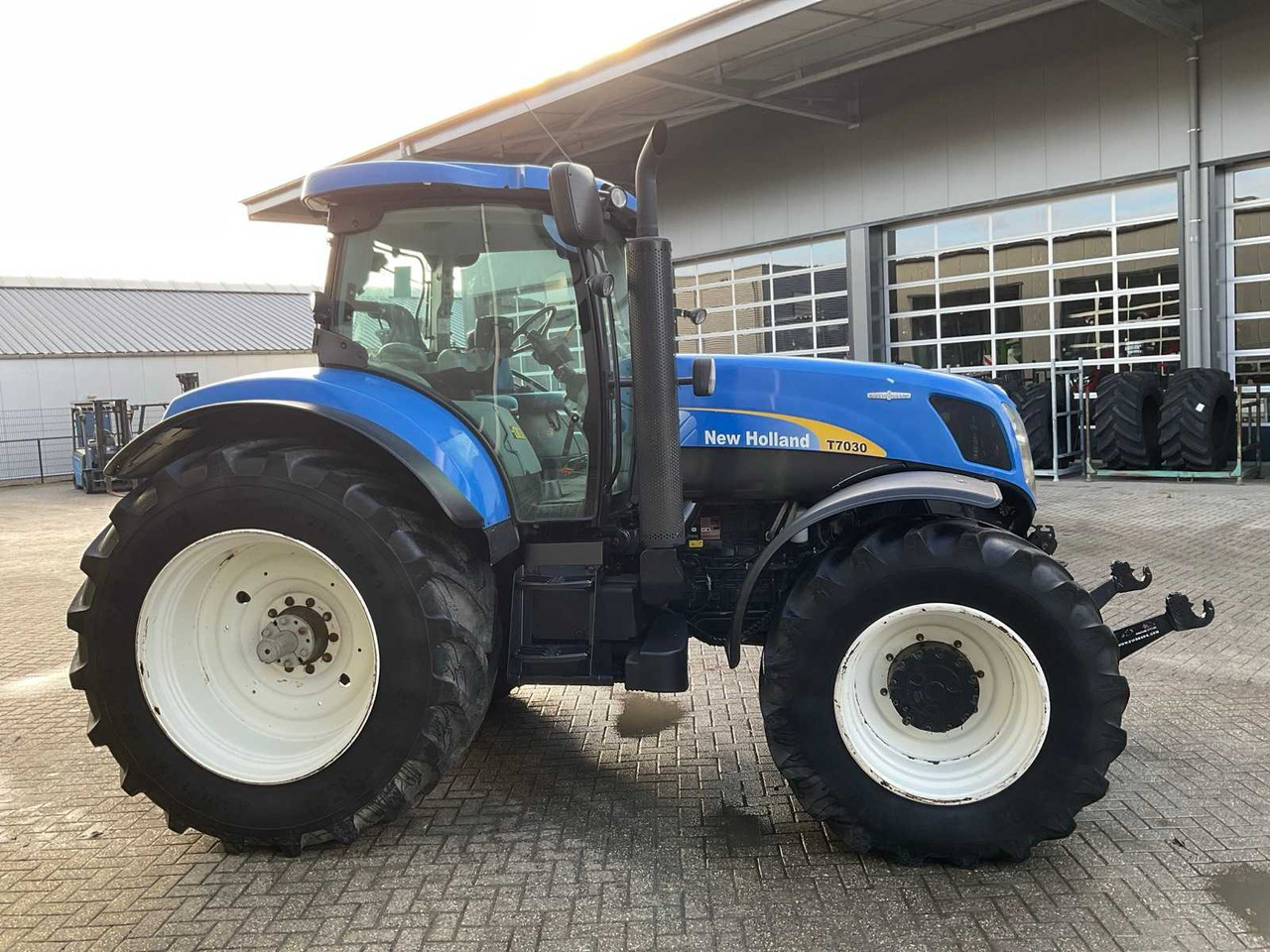2011 NEW HOLLAND T7030 AUTOCOMMAND FOUR WHEEL DRIVE FARM TRACTOR - Traktor: foto 5 2011 NEW HOLLAND T7030 AUTOCOMMAND FOUR WHEEL DRIVE FARM TRACTOR - Traktor: foto 5