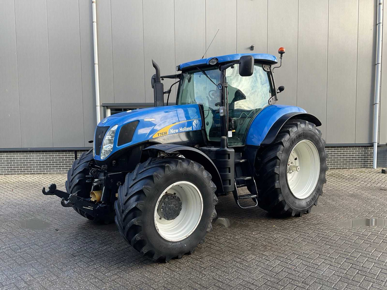 2011 NEW HOLLAND T7030 AUTOCOMMAND FOUR WHEEL DRIVE FARM TRACTOR - Traktor: foto 1 2011 NEW HOLLAND T7030 AUTOCOMMAND FOUR WHEEL DRIVE FARM TRACTOR - Traktor: foto 1