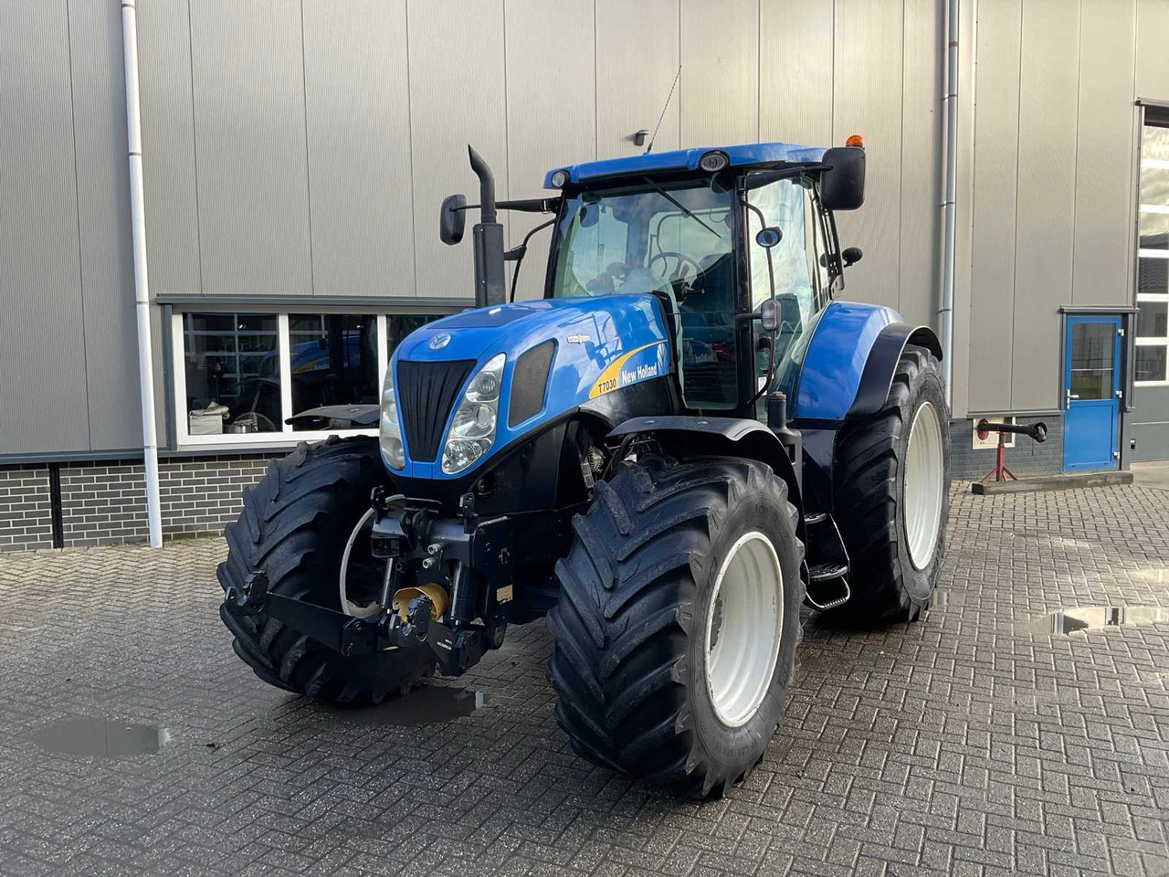 2011 NEW HOLLAND T7030 AUTOCOMMAND FOUR WHEEL DRIVE FARM TRACTOR - Traktor: foto 2 2011 NEW HOLLAND T7030 AUTOCOMMAND FOUR WHEEL DRIVE FARM TRACTOR - Traktor: foto 2