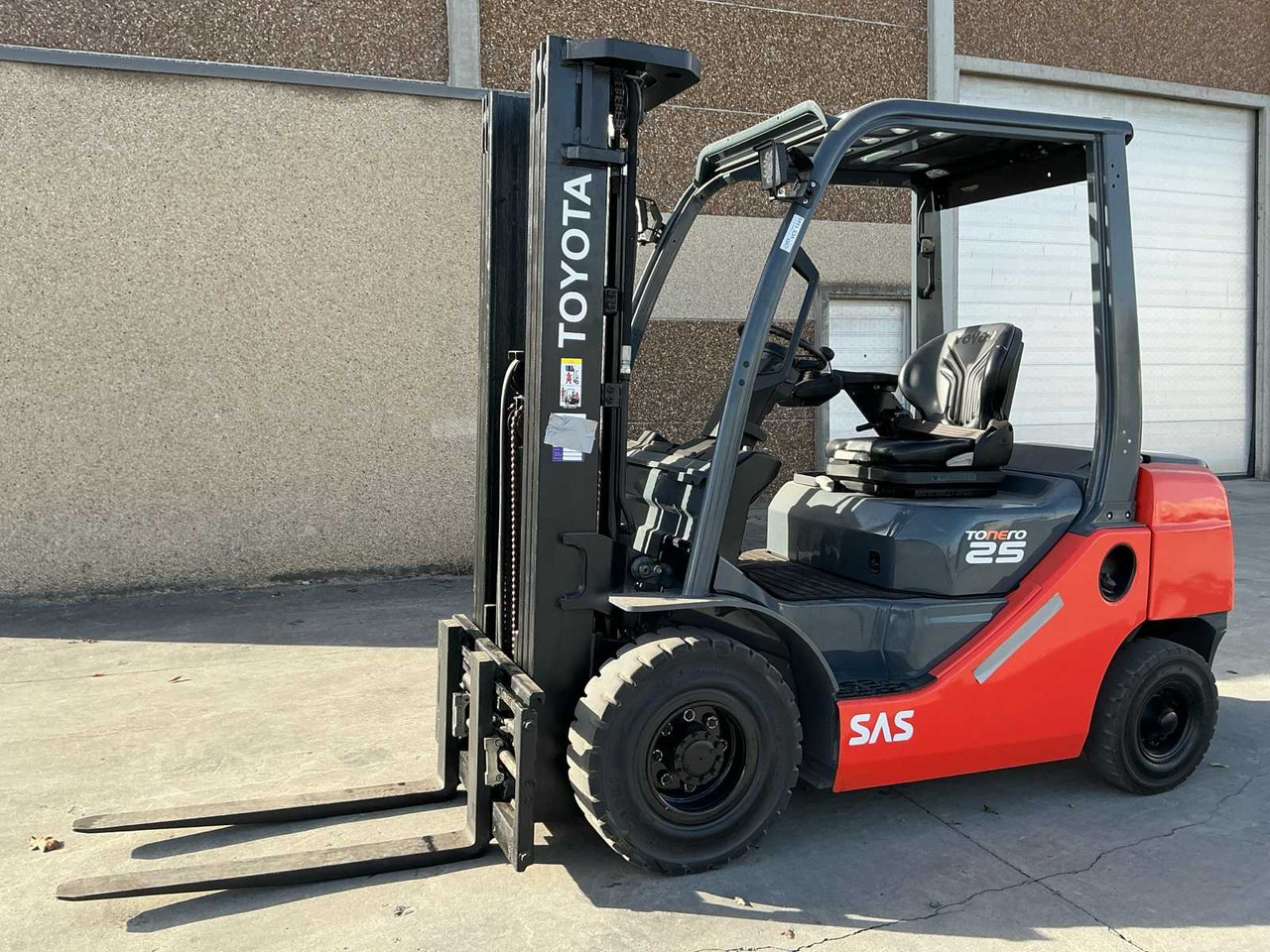 2016 TOYOTA 06-8FD25F FORKLIFT - Pirun ngritës: foto 1 2016 TOYOTA 06-8FD25F FORKLIFT - Pirun ngritës: foto 1