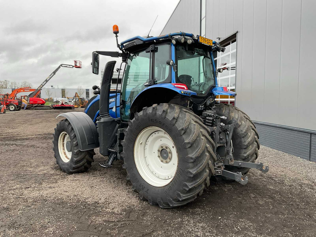 2017 VALTRA T174E ACTIVE ALL-WHEEL DRIVE FARM TRACTOR - Traktor: foto 3 2017 VALTRA T174E ACTIVE ALL-WHEEL DRIVE FARM TRACTOR - Traktor: foto 3