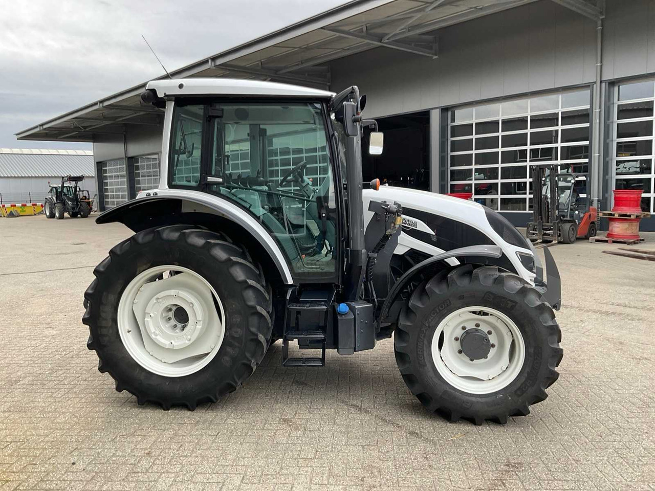 2019 VALTRA A104 HITECH ALL-WHEEL DRIVE FARM TRACTOR - Traktor: foto 5 2019 VALTRA A104 HITECH ALL-WHEEL DRIVE FARM TRACTOR - Traktor: foto 5