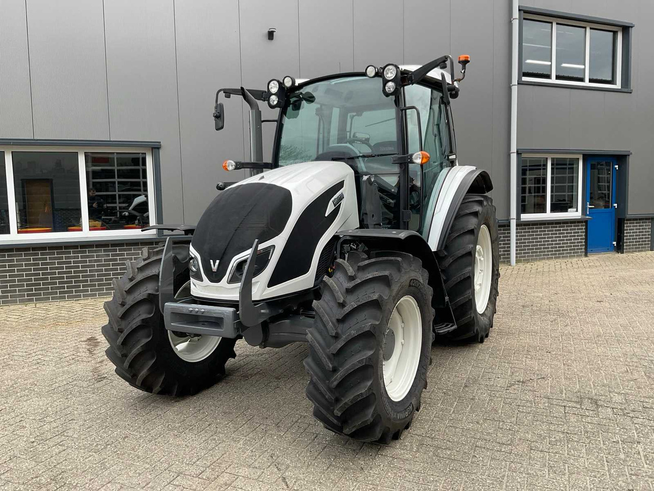 2019 VALTRA A104 HITECH ALL-WHEEL DRIVE FARM TRACTOR - Traktor: foto 2 2019 VALTRA A104 HITECH ALL-WHEEL DRIVE FARM TRACTOR - Traktor: foto 2