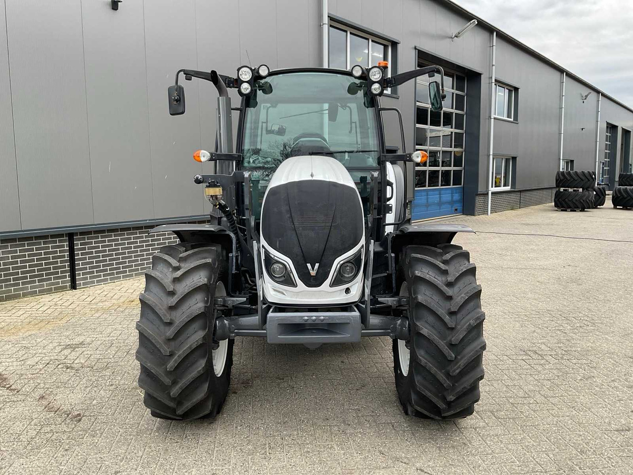 2019 VALTRA A104 HITECH ALL-WHEEL DRIVE FARM TRACTOR - Traktor: foto 3 2019 VALTRA A104 HITECH ALL-WHEEL DRIVE FARM TRACTOR - Traktor: foto 3