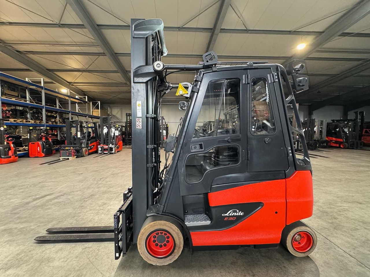2020 SERVICE + UVV 09/2026 LINDE E30 EVO 3.000KG ELECTRIC FORKLIFT 3RD + 4TH VALVE FORK ADJUSTER 2025 - Pirun ngritës: foto 2 2020 SERVICE + UVV 09/2026 LINDE E30 EVO 3.000KG ELECTRIC FORKLIFT 3RD + 4TH VALVE FORK ADJUSTER 2025 - Pirun ngritës: foto 2