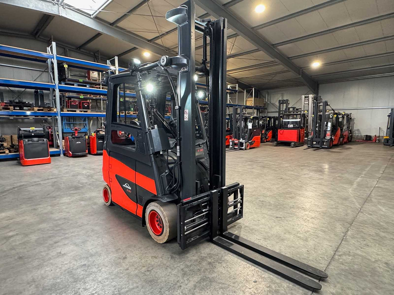 2020 SERVICE + UVV 09/2026 LINDE E30 EVO 3.000KG ELECTRIC FORKLIFT 3RD + 4TH VALVE FORK ADJUSTER 2025 - Pirun ngritës: foto 5 2020 SERVICE + UVV 09/2026 LINDE E30 EVO 3.000KG ELECTRIC FORKLIFT 3RD + 4TH VALVE FORK ADJUSTER 2025 - Pirun ngritës: foto 5