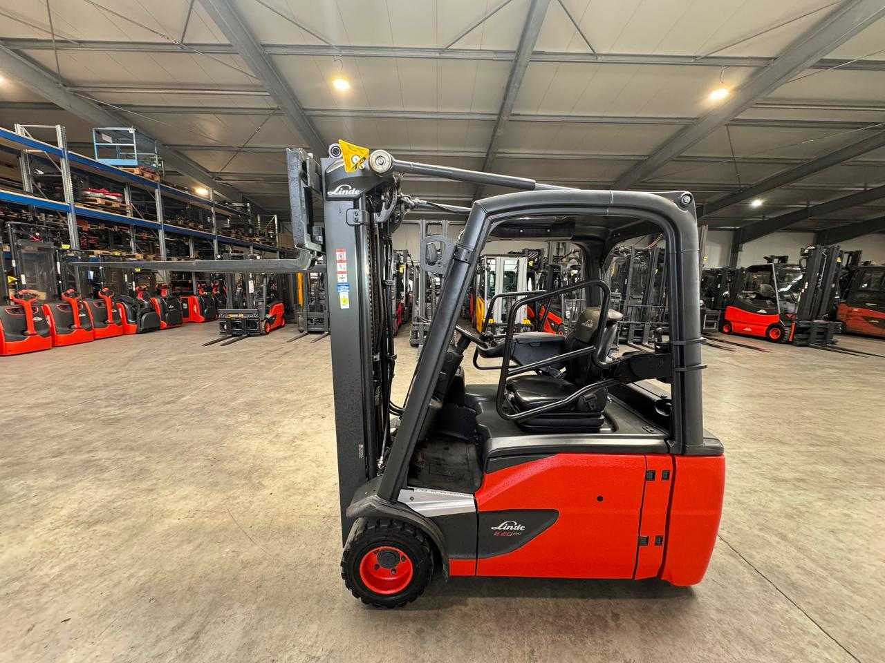 2020 SERVICE+UVV 10/2026 LINDE E20L 2,000KG TRIPLEX 462CM ELECTRIC FORKLIFT 9,940 HOURS - Pirun ngritës: foto 3 2020 SERVICE+UVV 10/2026 LINDE E20L 2,000KG TRIPLEX 462CM ELECTRIC FORKLIFT 9,940 HOURS - Pirun ngritës: foto 3