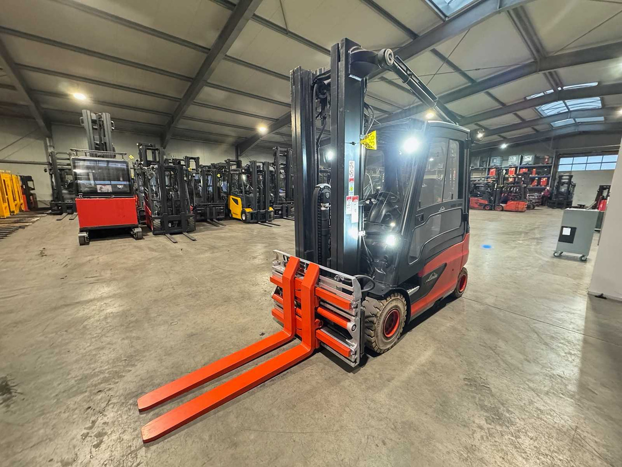 2020 SERVICE + UVV 12/2026 LINDE E25L 2.500KG 3.+4. VALVE FORK ADJUSTER TRIPLEX ELECTRIC FORKLIFT 15.834 HOURS - Pirun ngritës: foto 3 2020 SERVICE + UVV 12/2026 LINDE E25L 2.500KG 3.+4. VALVE FORK ADJUSTER TRIPLEX ELECTRIC FORKLIFT 15.834 HOURS - Pirun ngritës: foto 3