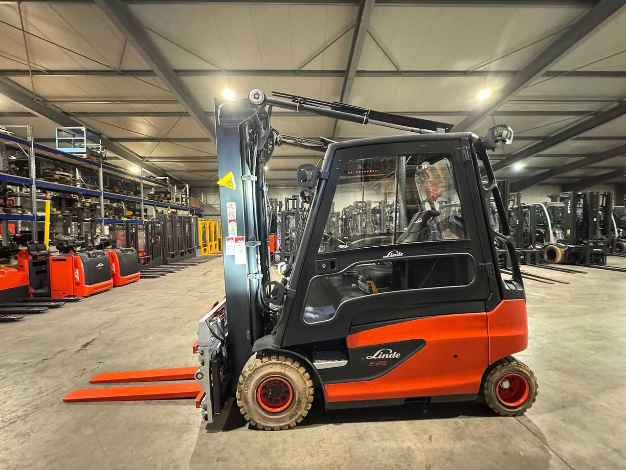 2020 SERVICE + UVV 12/2026 LINDE E25L 2.500KG 3.+4. VALVE FORK ADJUSTER TRIPLEX ELECTRIC FORKLIFT 15.834 HOURS - Pirun ngritës: foto 2 2020 SERVICE + UVV 12/2026 LINDE E25L 2.500KG 3.+4. VALVE FORK ADJUSTER TRIPLEX ELECTRIC FORKLIFT 15.834 HOURS - Pirun ngritës: foto 2