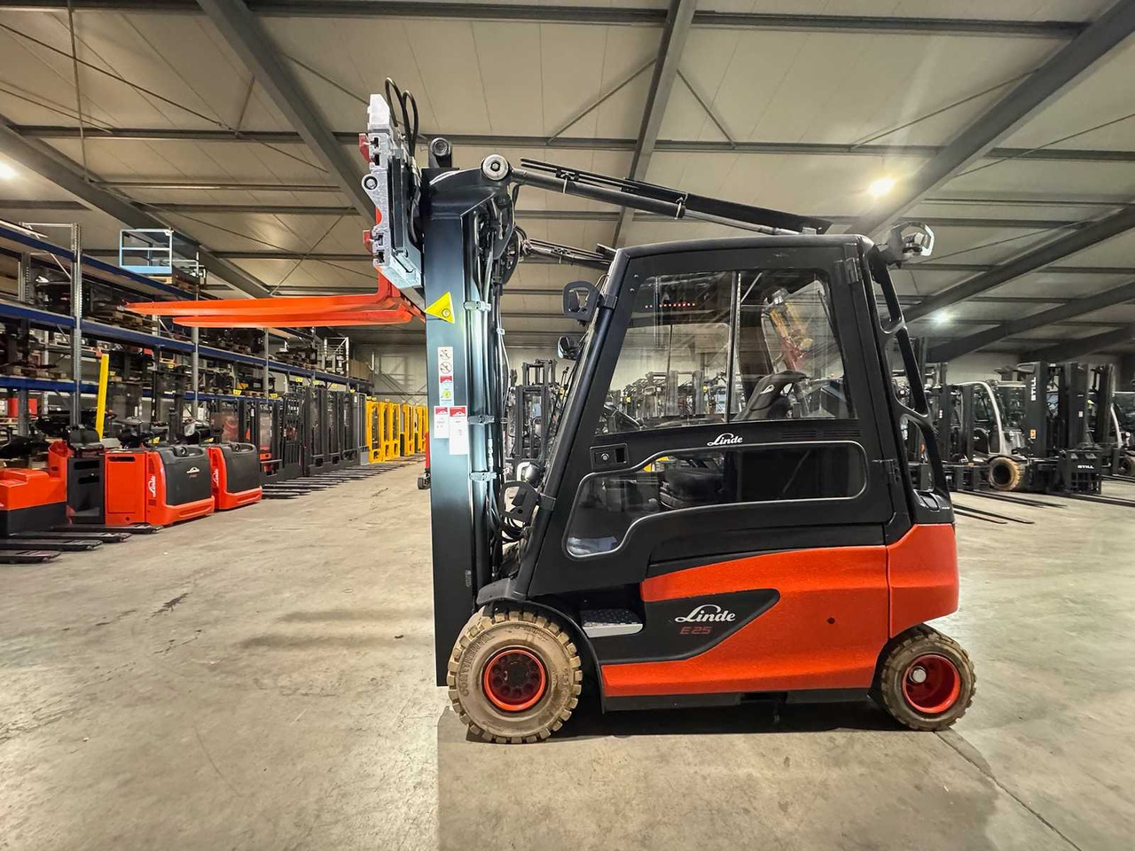 2020 SERVICE + UVV 12/2026 LINDE E25L 2.500KG 3.+4. VALVE FORK ADJUSTER TRIPLEX ELECTRIC FORKLIFT 15.834 HOURS - Pirun ngritës: foto 1 2020 SERVICE + UVV 12/2026 LINDE E25L 2.500KG 3.+4. VALVE FORK ADJUSTER TRIPLEX ELECTRIC FORKLIFT 15.834 HOURS - Pirun ngritës: foto 1