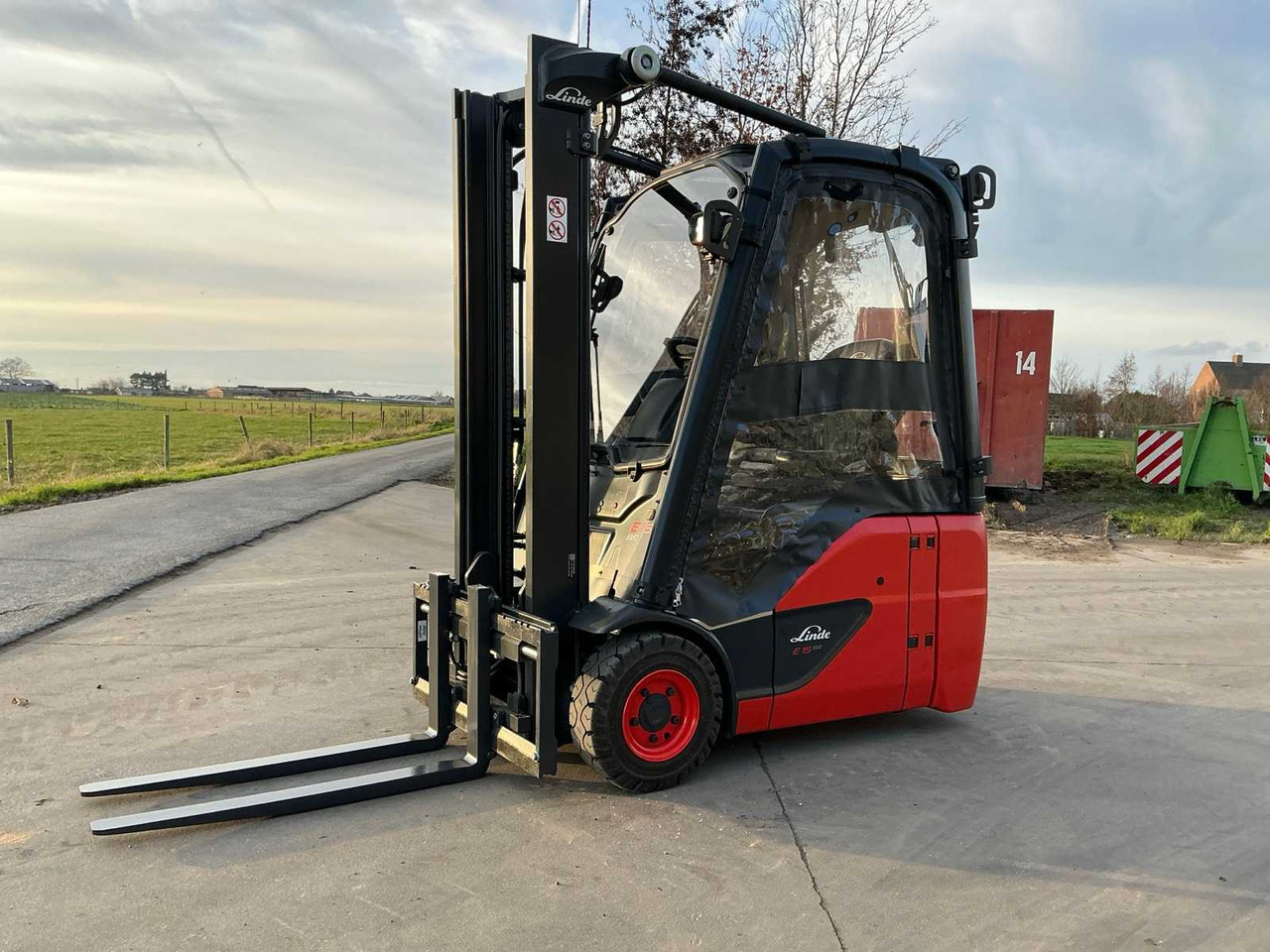 2023 LINDE E15-02 FORKLIFT - Pirun ngritës: foto 1 2023 LINDE E15-02 FORKLIFT - Pirun ngritës: foto 1