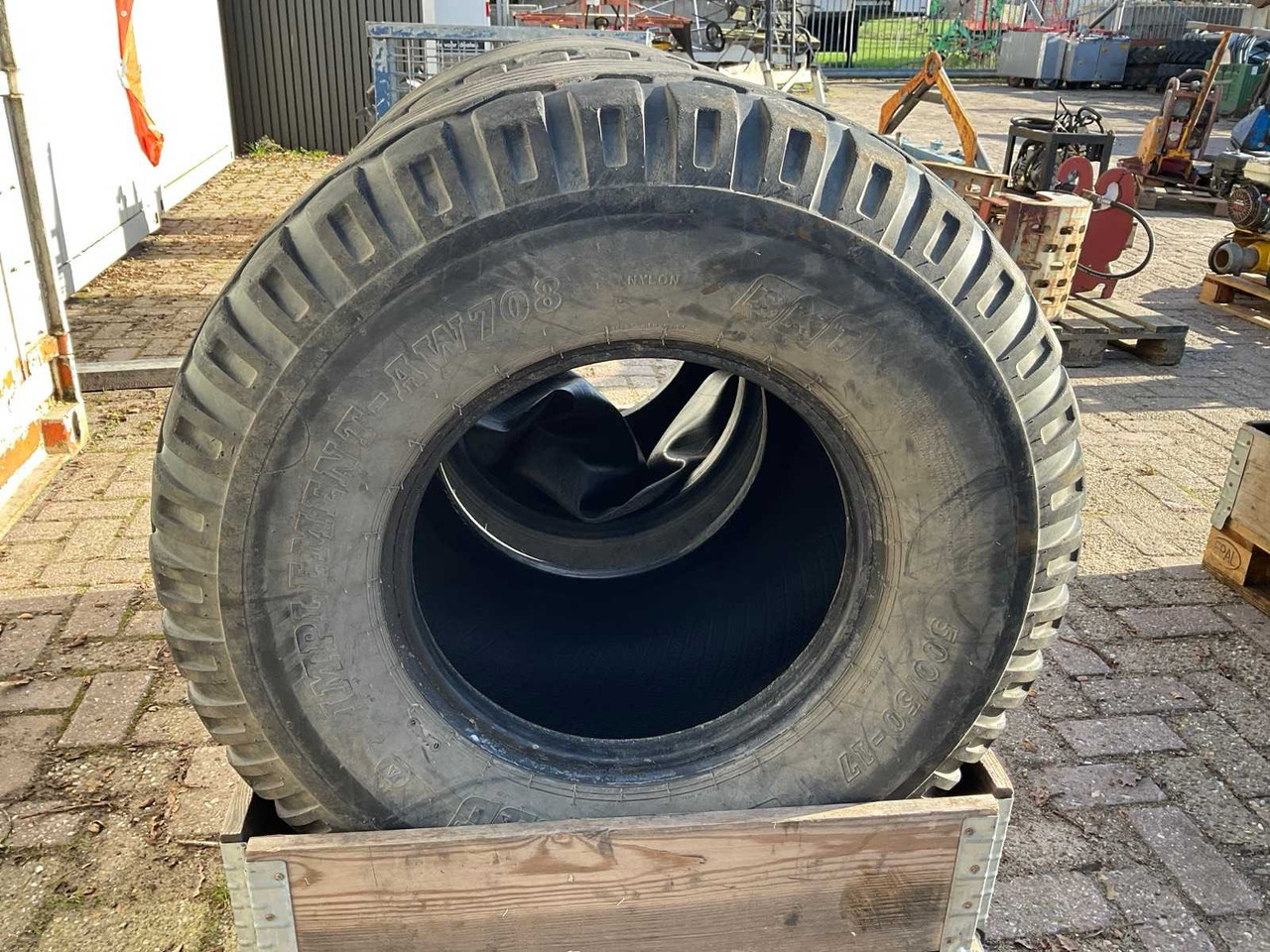 BKT IMPLEMENT-AW708 BAND (2X) - Ekskavator me goma: foto 2 BKT IMPLEMENT-AW708 BAND (2X) - Ekskavator me goma: foto 2