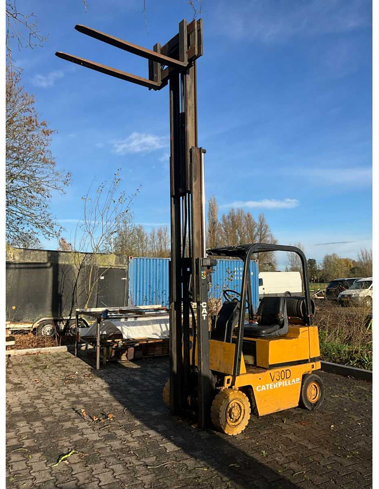 CATARPILLAR V30D FORKLIFT - Pirun ngritës: foto 2 CATARPILLAR V30D FORKLIFT - Pirun ngritës: foto 2