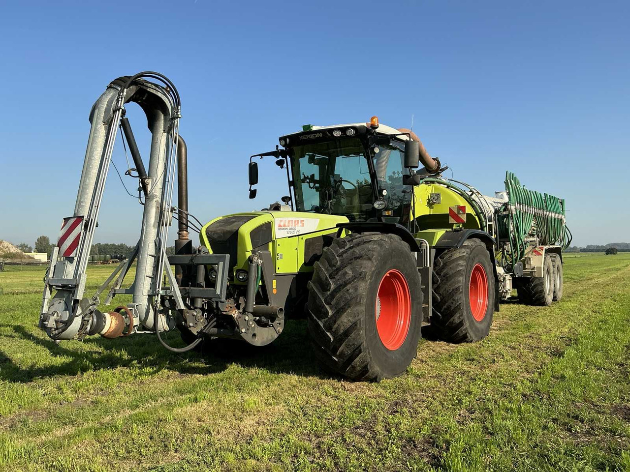 Claas Xerion 3800 Trac VC - PTLX 28 - Shpërndarës plehu: foto 1 Claas Xerion 3800 Trac VC - PTLX 28 - Shpërndarës plehu: foto 1