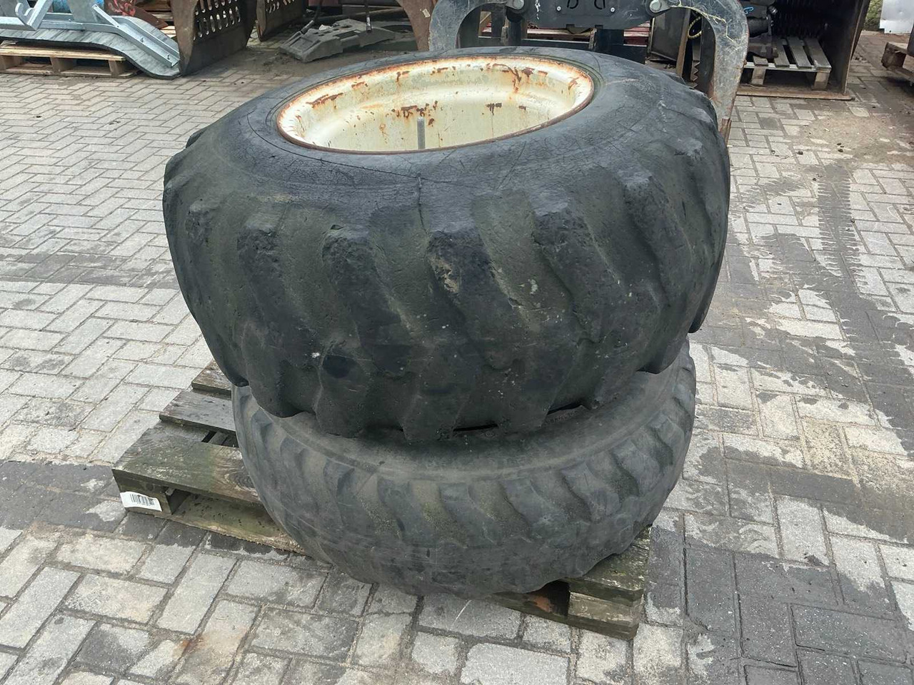 DOUBLE TIRE ON RIM - Ekskavator me goma: foto 1 DOUBLE TIRE ON RIM - Ekskavator me goma: foto 1