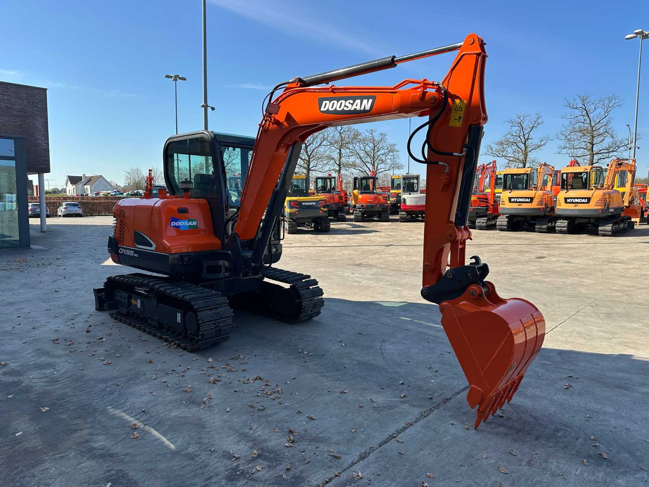Doosan DX55-9C - Ekskavator me zinxhirë: foto 3 Doosan DX55-9C - Ekskavator me zinxhirë: foto 3