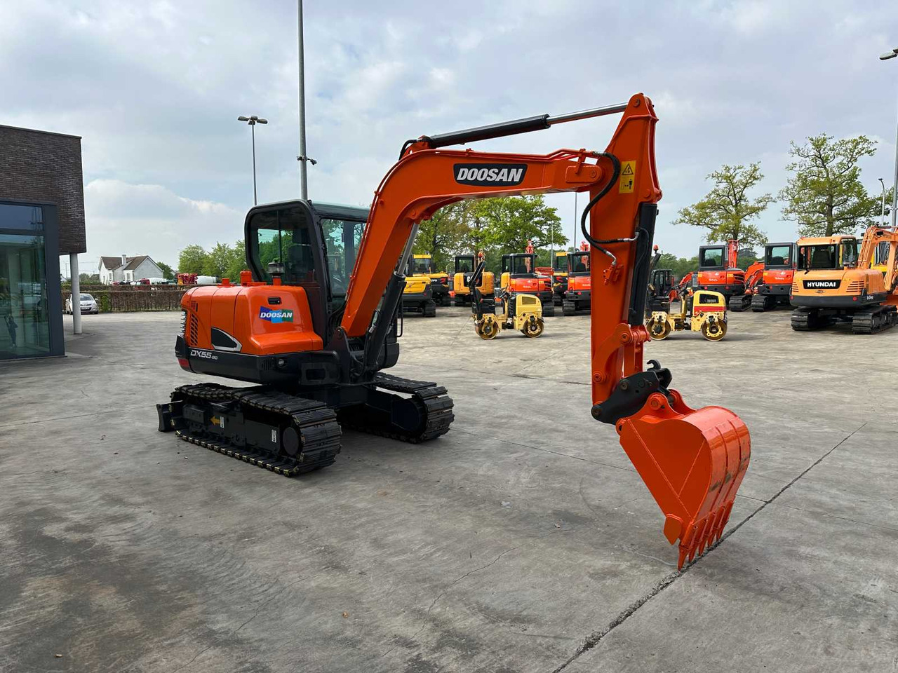 Doosan DX55-9C - Ekskavator me zinxhirë: foto 3 Doosan DX55-9C - Ekskavator me zinxhirë: foto 3
