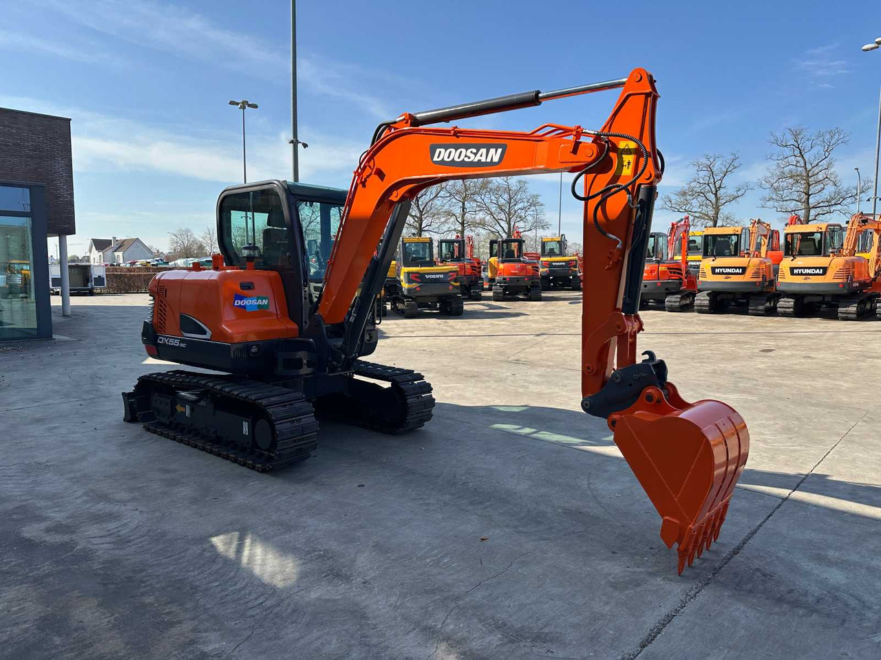 Doosan DX55-9C - Ekskavator me zinxhirë: foto 3 Doosan DX55-9C - Ekskavator me zinxhirë: foto 3