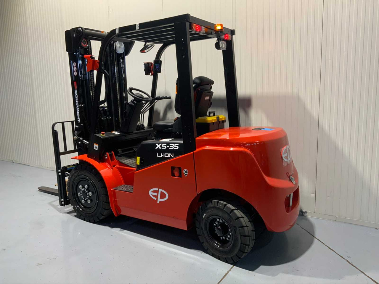 EP 3500KG LIFTING CAPACITY- 4.8 METER PLYWOOD, FREE-LIFT, SIDE-SHIFT FORKLIFT - Pirun ngritës: foto 3 EP 3500KG LIFTING CAPACITY- 4.8 METER PLYWOOD, FREE-LIFT, SIDE-SHIFT FORKLIFT - Pirun ngritës: foto 3