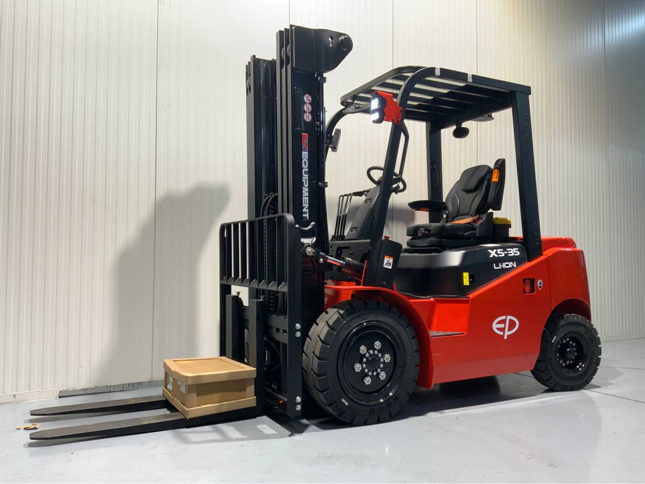 EP 3500KG LIFTING CAPACITY- 4.8 METER PLYWOOD, FREE-LIFT, SIDE-SHIFT FORKLIFT - Pirun ngritës: foto 1 EP 3500KG LIFTING CAPACITY- 4.8 METER PLYWOOD, FREE-LIFT, SIDE-SHIFT FORKLIFT - Pirun ngritës: foto 1