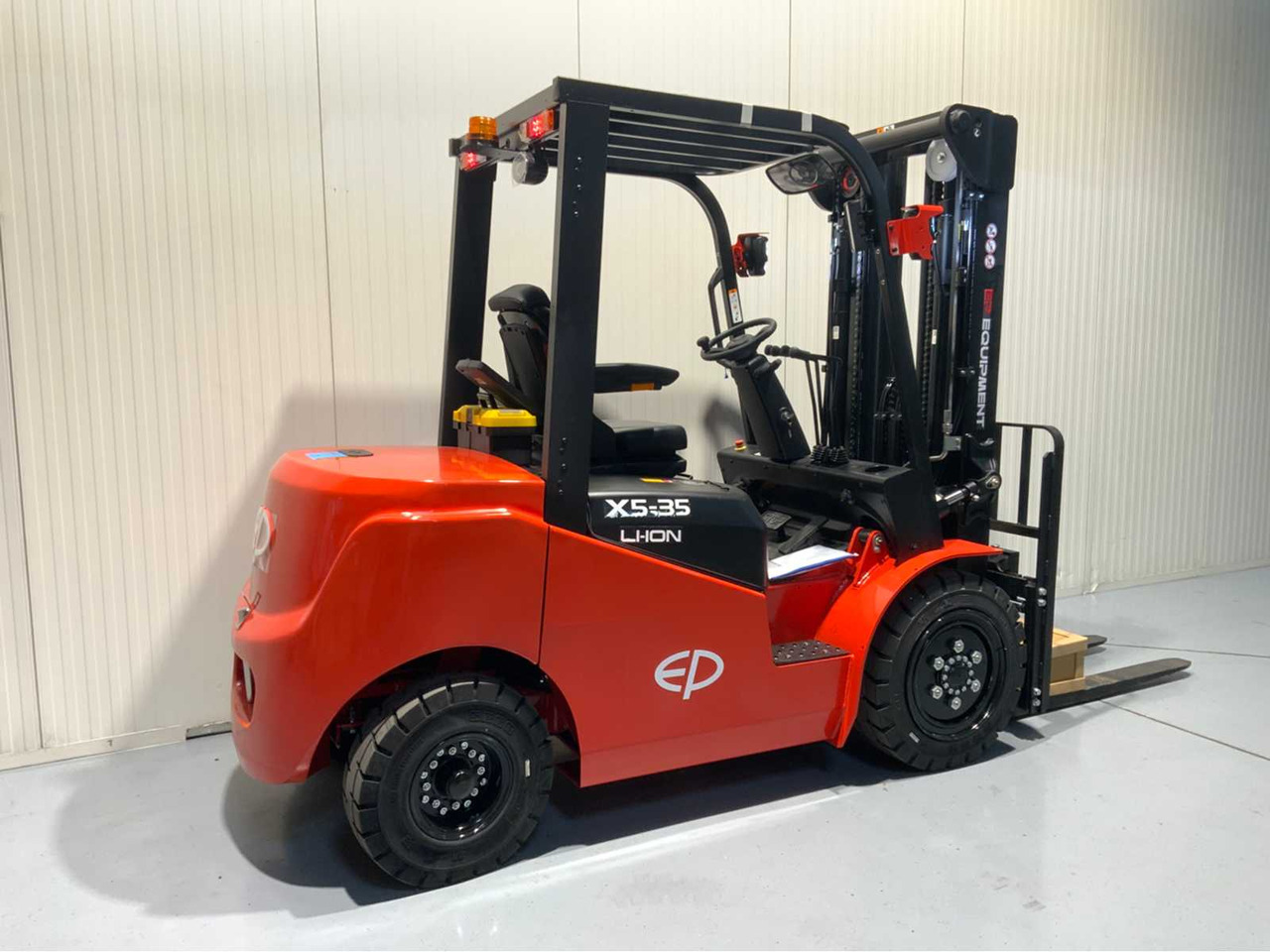 EP 3500KG LIFTING CAPACITY- 4.8 METER PLYWOOD, FREE-LIFT, SIDE-SHIFT FORKLIFT - Pirun ngritës: foto 4 EP 3500KG LIFTING CAPACITY- 4.8 METER PLYWOOD, FREE-LIFT, SIDE-SHIFT FORKLIFT - Pirun ngritës: foto 4
