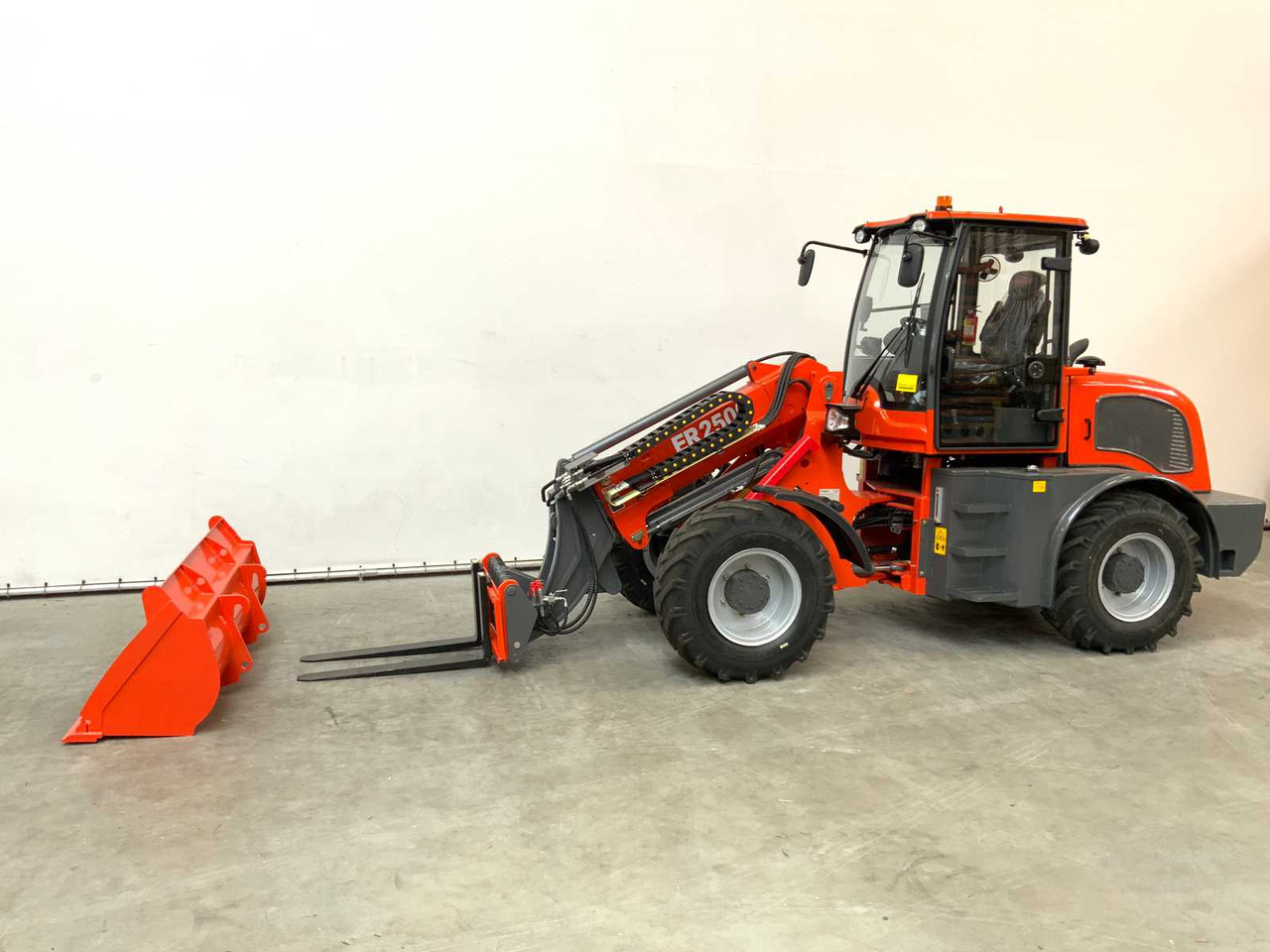 EVERUN - 2025 - ER2500 - TELESCOPIC WHEEL LOADER - Fadrom me goma: foto 2 EVERUN - 2025 - ER2500 - TELESCOPIC WHEEL LOADER - Fadrom me goma: foto 2