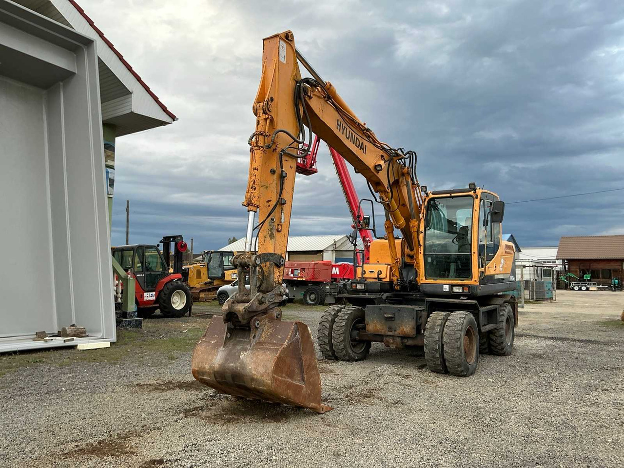 HYUNDAI ROBEX 140W-9 - Ekskavator me goma: foto 3 HYUNDAI ROBEX 140W-9 - Ekskavator me goma: foto 3