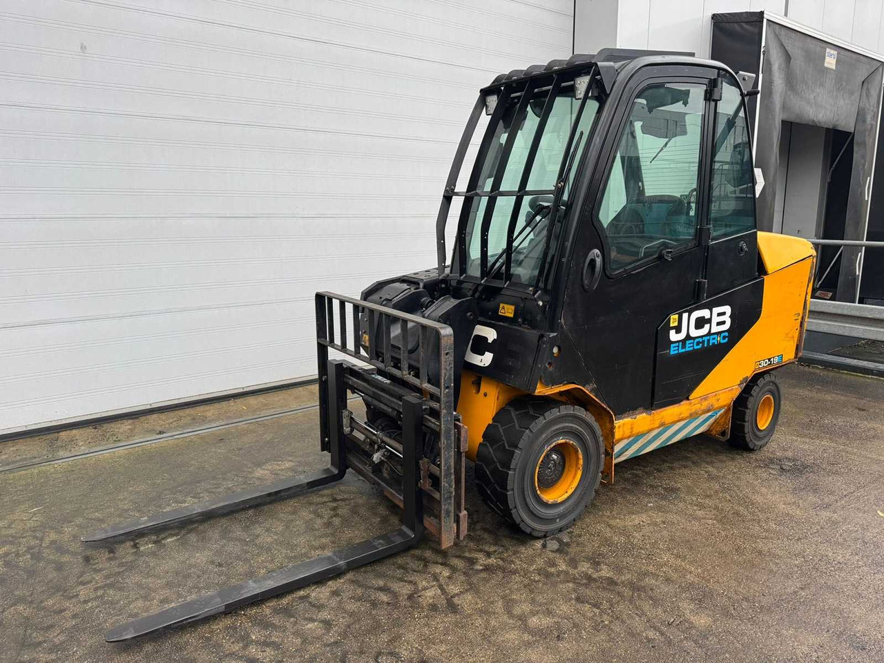 JCB - 2020 - TLT-30-E - FORK POSITIONER, SIDE-SHIFT - FORKLIFT - Pirun ngritës: foto 1 JCB - 2020 - TLT-30-E - FORK POSITIONER, SIDE-SHIFT - FORKLIFT - Pirun ngritës: foto 1