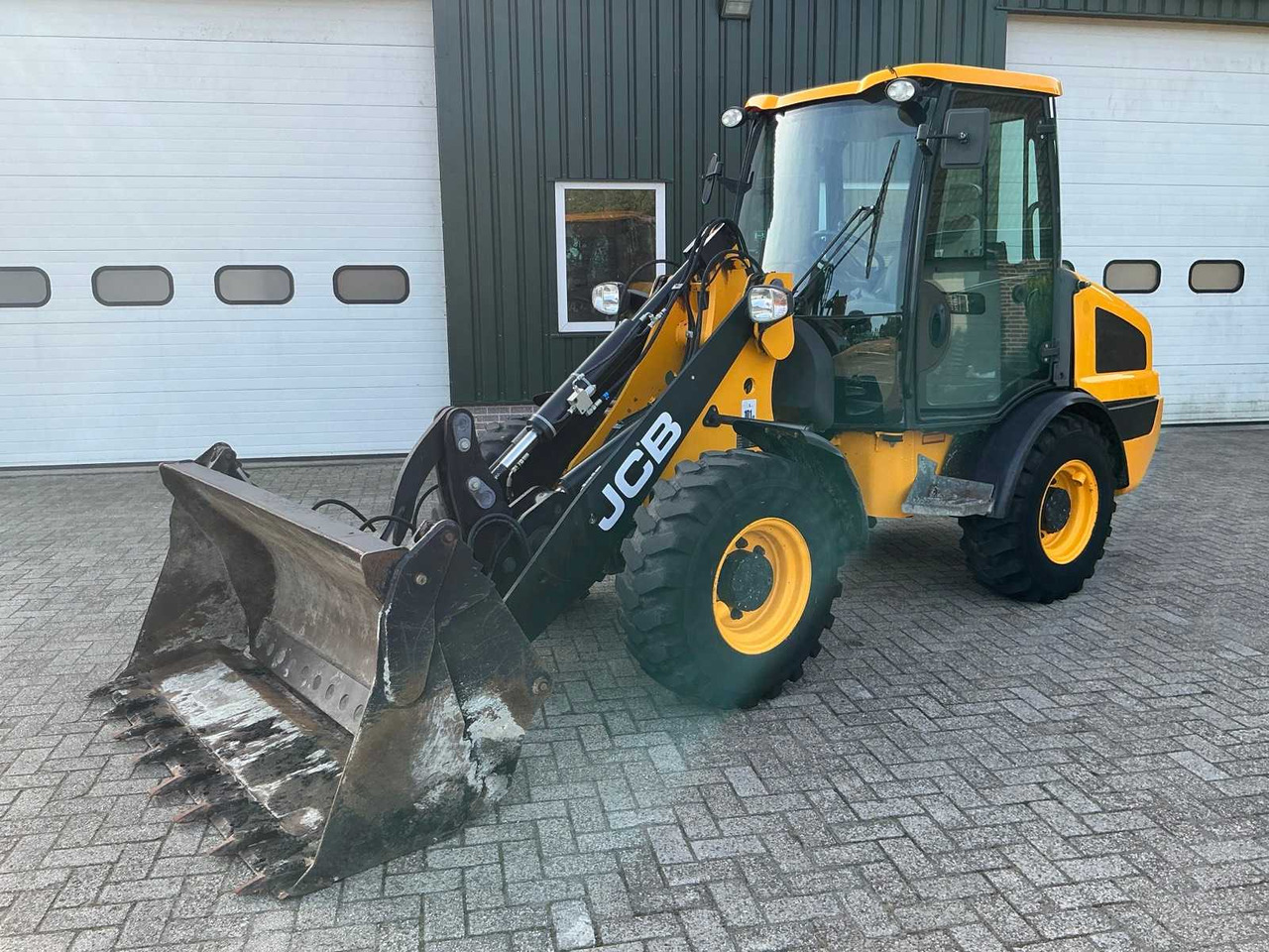 JCB 406 T4 - Fadrom me goma: foto 1 JCB 406 T4 - Fadrom me goma: foto 1