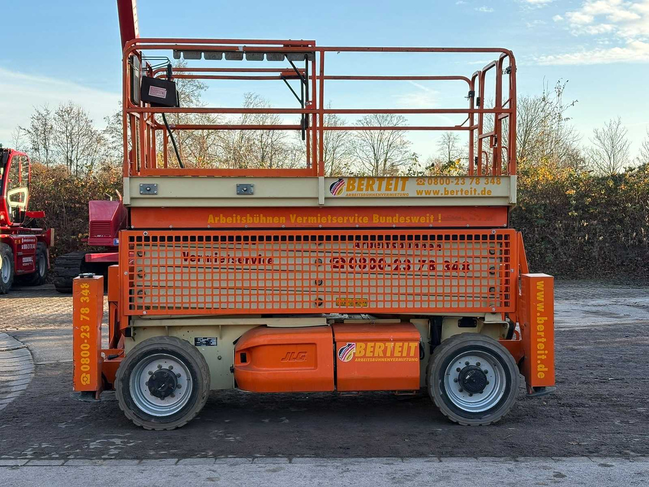 JLG - M4069 LE - JLG M4069 LE ROUGTH TERRAIN SCISSOR LIFT WITH OUTRIGGERS AND DIESEL GENERATOR - 2008 - Platformë ajrore: foto 4 JLG - M4069 LE - JLG M4069 LE ROUGTH TERRAIN SCISSOR LIFT WITH OUTRIGGERS AND DIESEL GENERATOR - 2008 - Platformë ajrore: foto 4