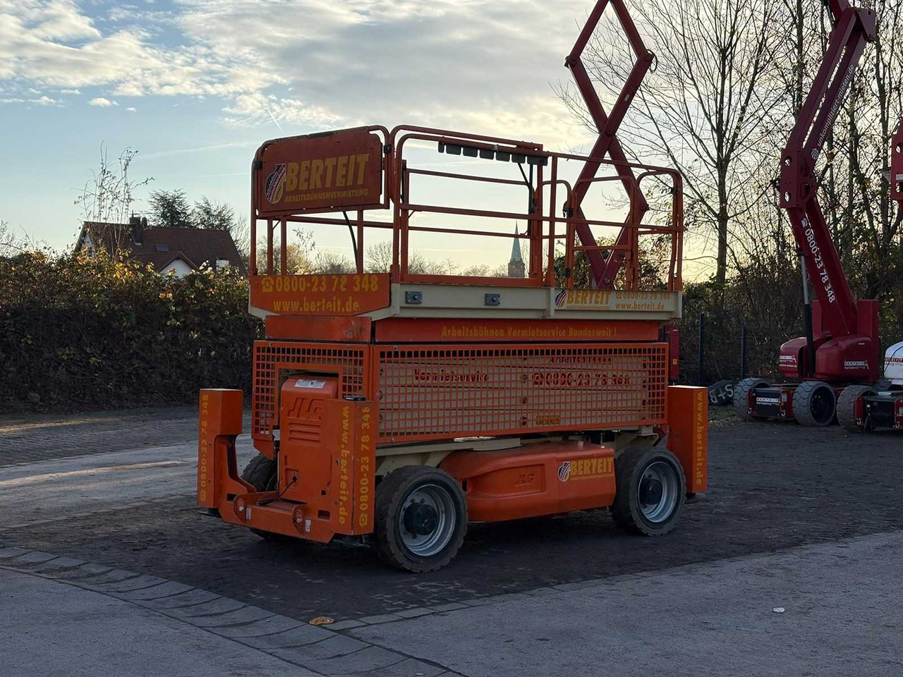 JLG - M4069 LE - JLG M4069 LE ROUGTH TERRAIN SCISSOR LIFT WITH OUTRIGGERS AND DIESEL GENERATOR - 2008 - Platformë ajrore: foto 2 JLG - M4069 LE - JLG M4069 LE ROUGTH TERRAIN SCISSOR LIFT WITH OUTRIGGERS AND DIESEL GENERATOR - 2008 - Platformë ajrore: foto 2