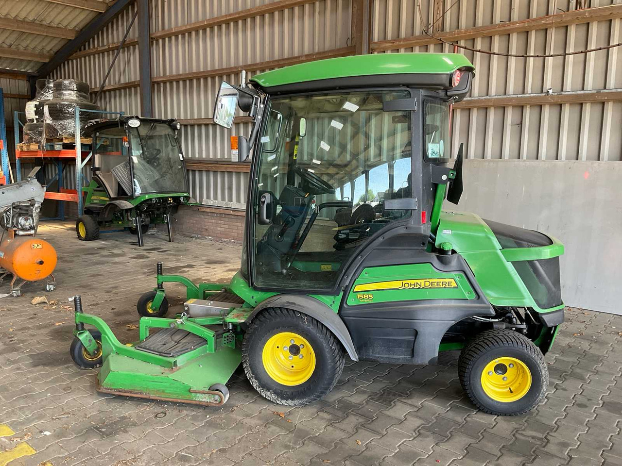 John Deere 1585 TerrainCut - Korrëse bari i kopshtit: foto 2 John Deere 1585 TerrainCut - Korrëse bari i kopshtit: foto 2