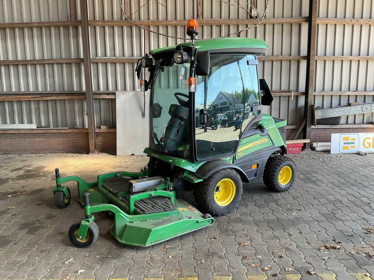 John Deere 1585 TerrainCut - Korrëse bari i kopshtit: foto 1 John Deere 1585 TerrainCut - Korrëse bari i kopshtit: foto 1