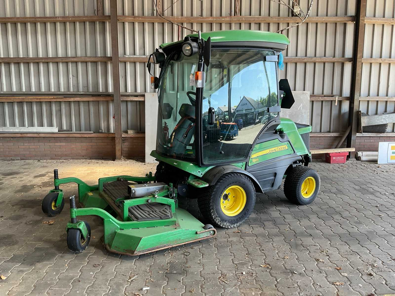 John Deere 1585 TerrainCut - Korrëse bari i kopshtit: foto 1 John Deere 1585 TerrainCut - Korrëse bari i kopshtit: foto 1