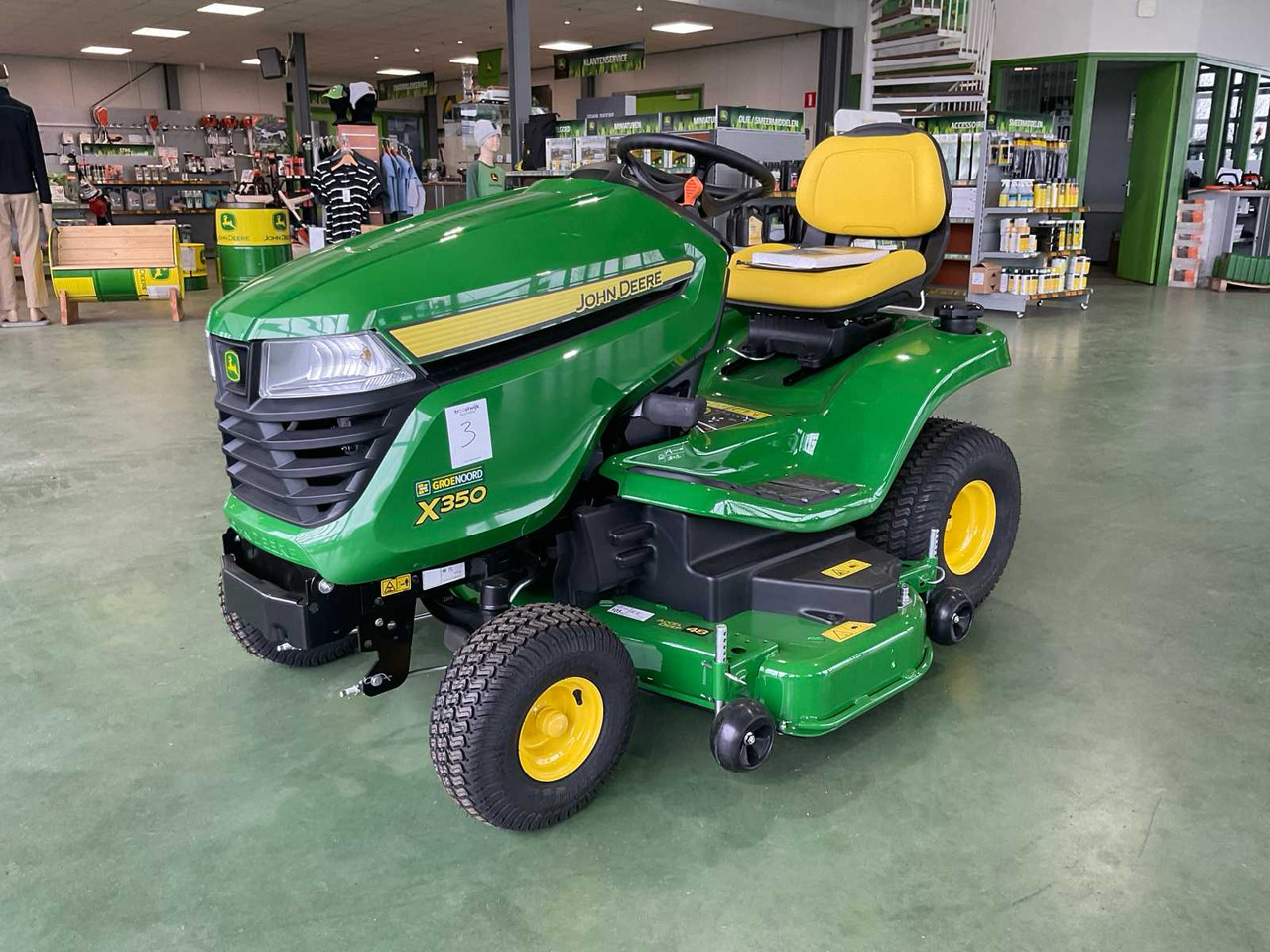 John Deere X350 - Korrëse bari i kopshtit: foto 1 John Deere X350 - Korrëse bari i kopshtit: foto 1