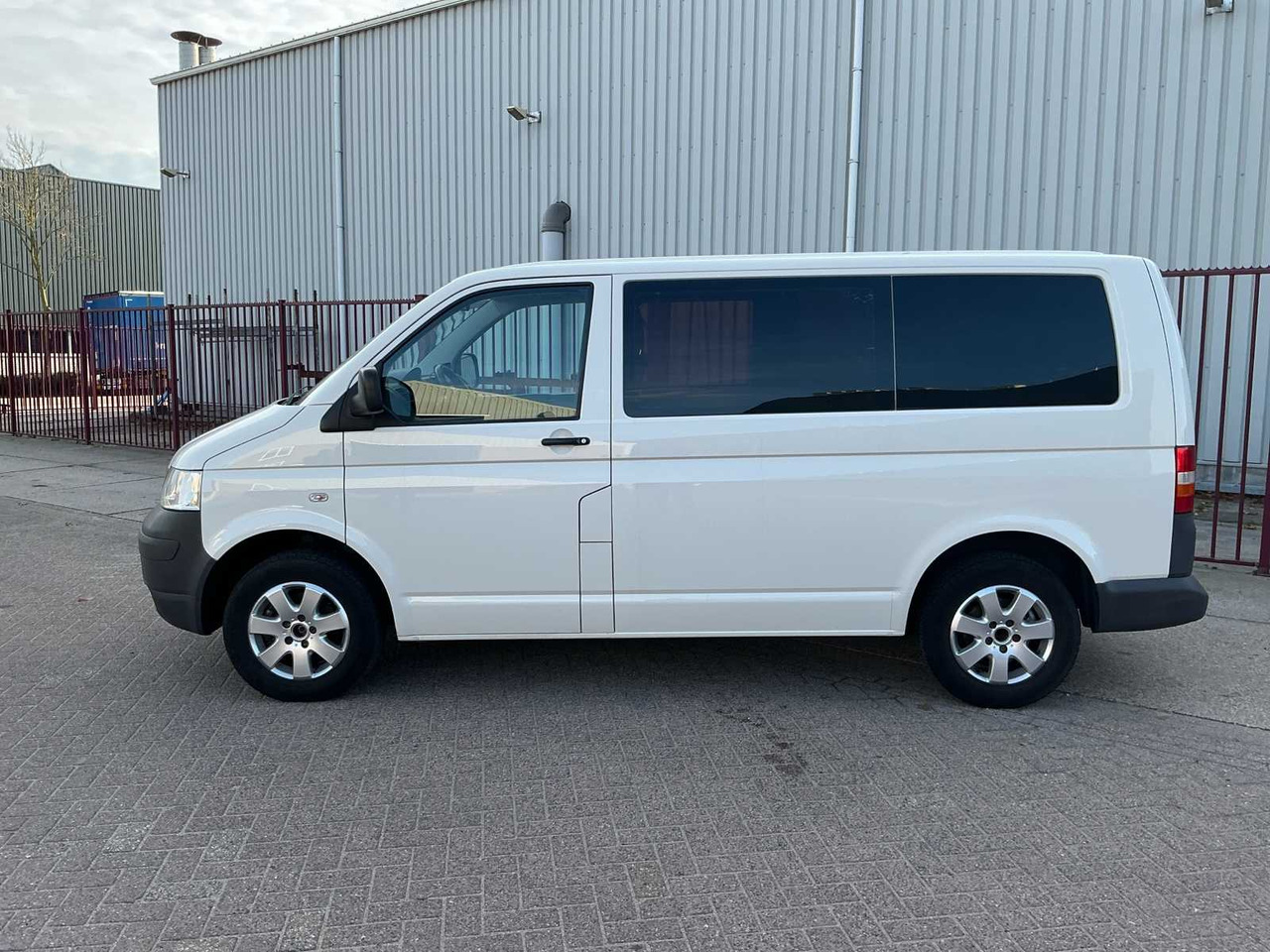 VOLKSWAGEN TRANSPORTER 1.9 TDI 300 TREND.DC COMMERCIAL VEHICLE / WHEELCHAIR BUS - Kamioncine: foto 3 VOLKSWAGEN TRANSPORTER 1.9 TDI 300 TREND.DC COMMERCIAL VEHICLE / WHEELCHAIR BUS - Kamioncine: foto 3