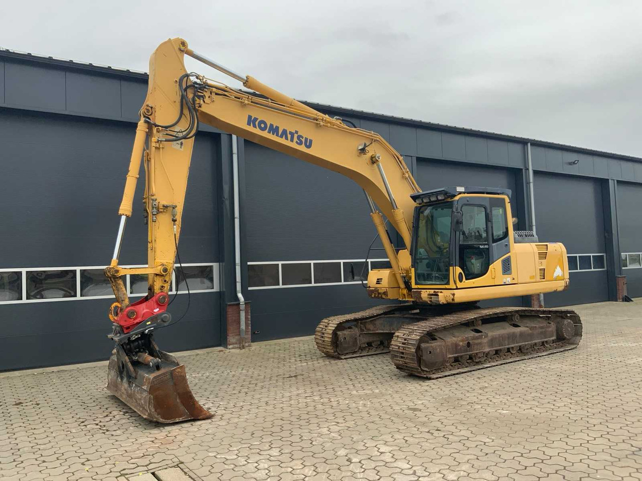Komatsu 210 - Ekskavator me zinxhirë: foto 1 Komatsu 210 - Ekskavator me zinxhirë: foto 1
