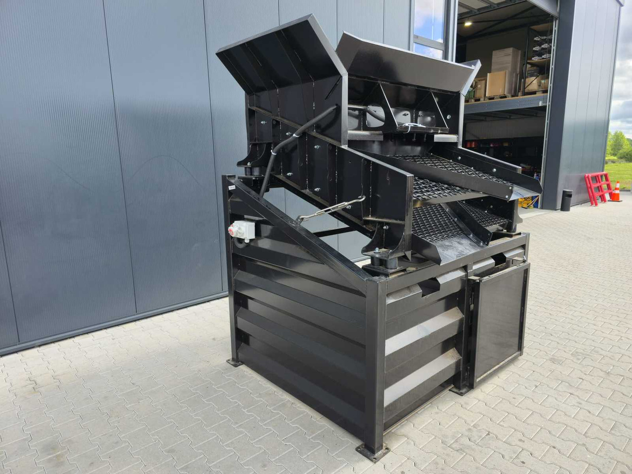 Vibratory Screener - Makineritë e tjera: foto 3 Vibratory Screener - Makineritë e tjera: foto 3