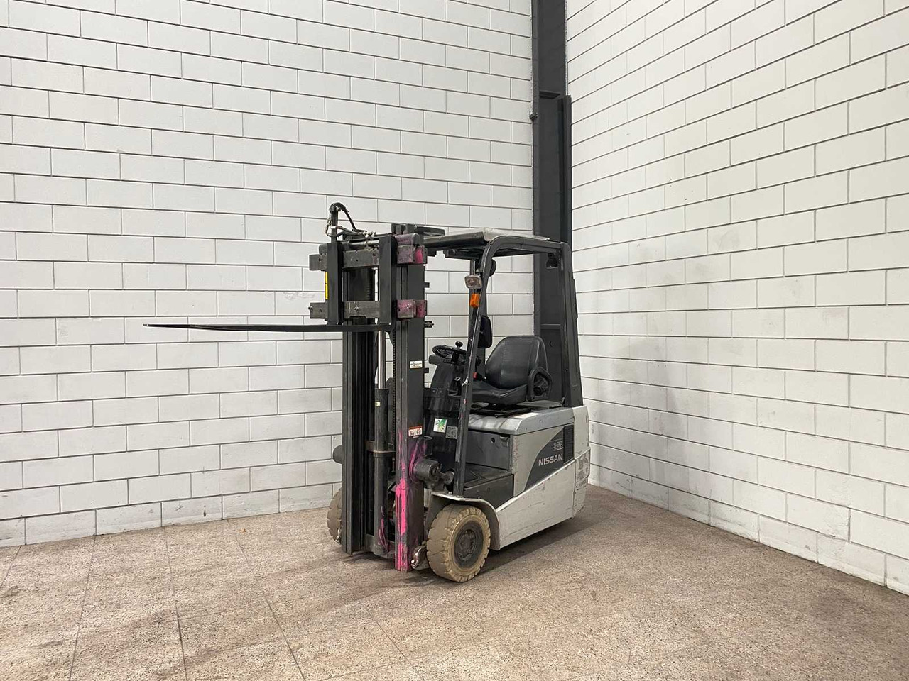 NISSAN - 1 N 1 L 15 Q - FORKLIFT - Pirun ngritës: foto 2 NISSAN - 1 N 1 L 15 Q - FORKLIFT - Pirun ngritës: foto 2