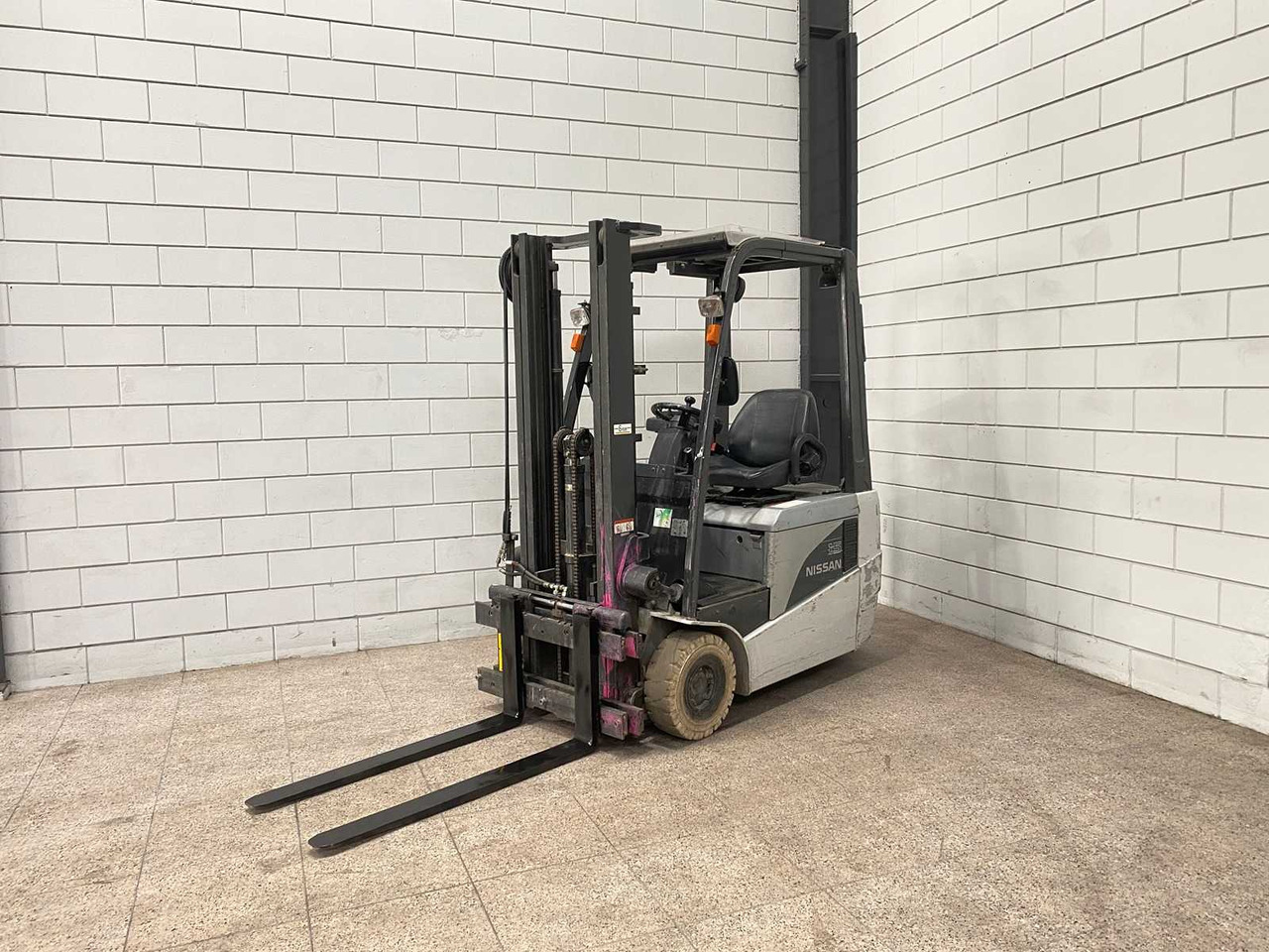 NISSAN - 1 N 1 L 15 Q - FORKLIFT - Pirun ngritës: foto 1 NISSAN - 1 N 1 L 15 Q - FORKLIFT - Pirun ngritës: foto 1