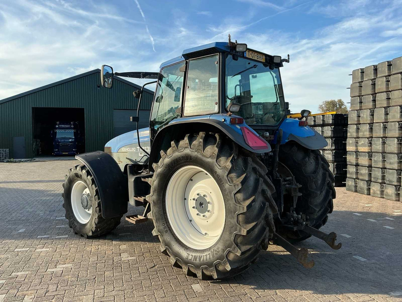 New holland 2002 NEW HOLLAND TM135 ALL-WHEEL DRIVE FARM TRACTOR - Traktor: foto 3 New holland 2002 NEW HOLLAND TM135 ALL-WHEEL DRIVE FARM TRACTOR - Traktor: foto 3