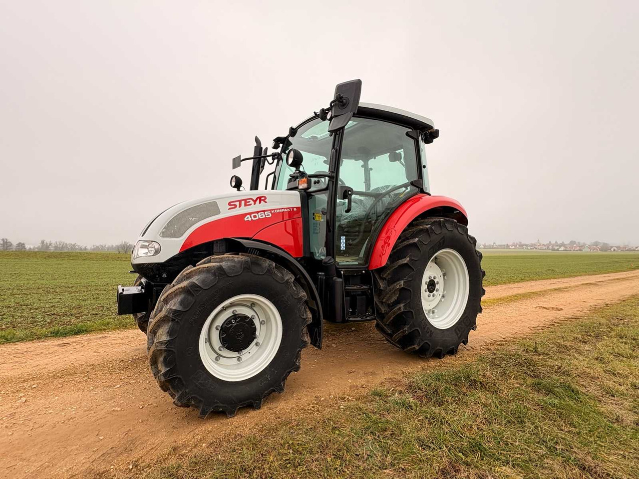 STEYR 4065 S - COMPACT ALL-WHEEL DRIVE TRACTOR (2022) - Traktor: foto 1 STEYR 4065 S - COMPACT ALL-WHEEL DRIVE TRACTOR (2022) - Traktor: foto 1