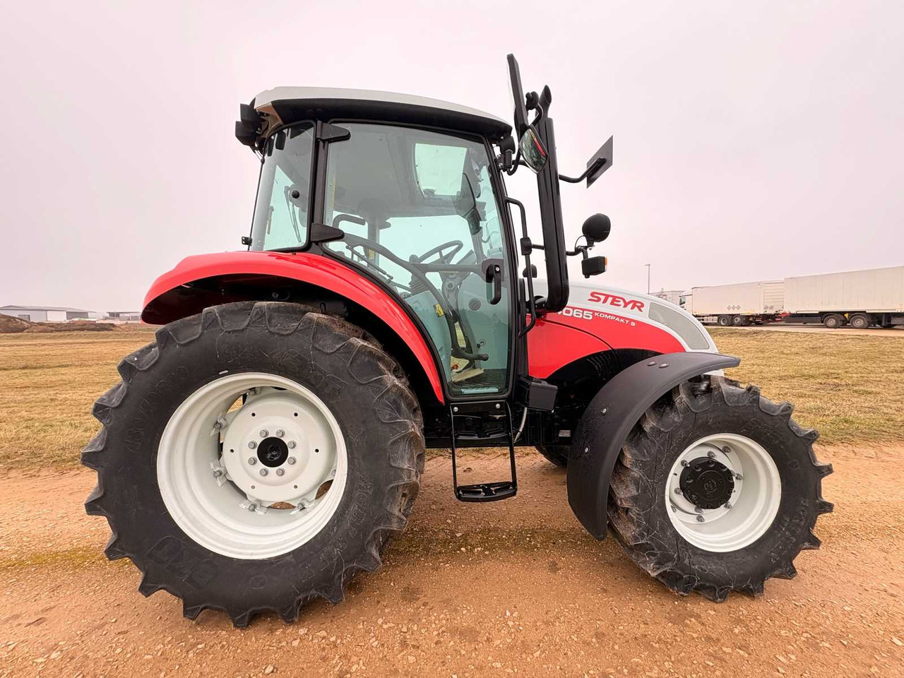 STEYR 4065 S - COMPACT ALL-WHEEL DRIVE TRACTOR (2022) - Traktor: foto 5 STEYR 4065 S - COMPACT ALL-WHEEL DRIVE TRACTOR (2022) - Traktor: foto 5