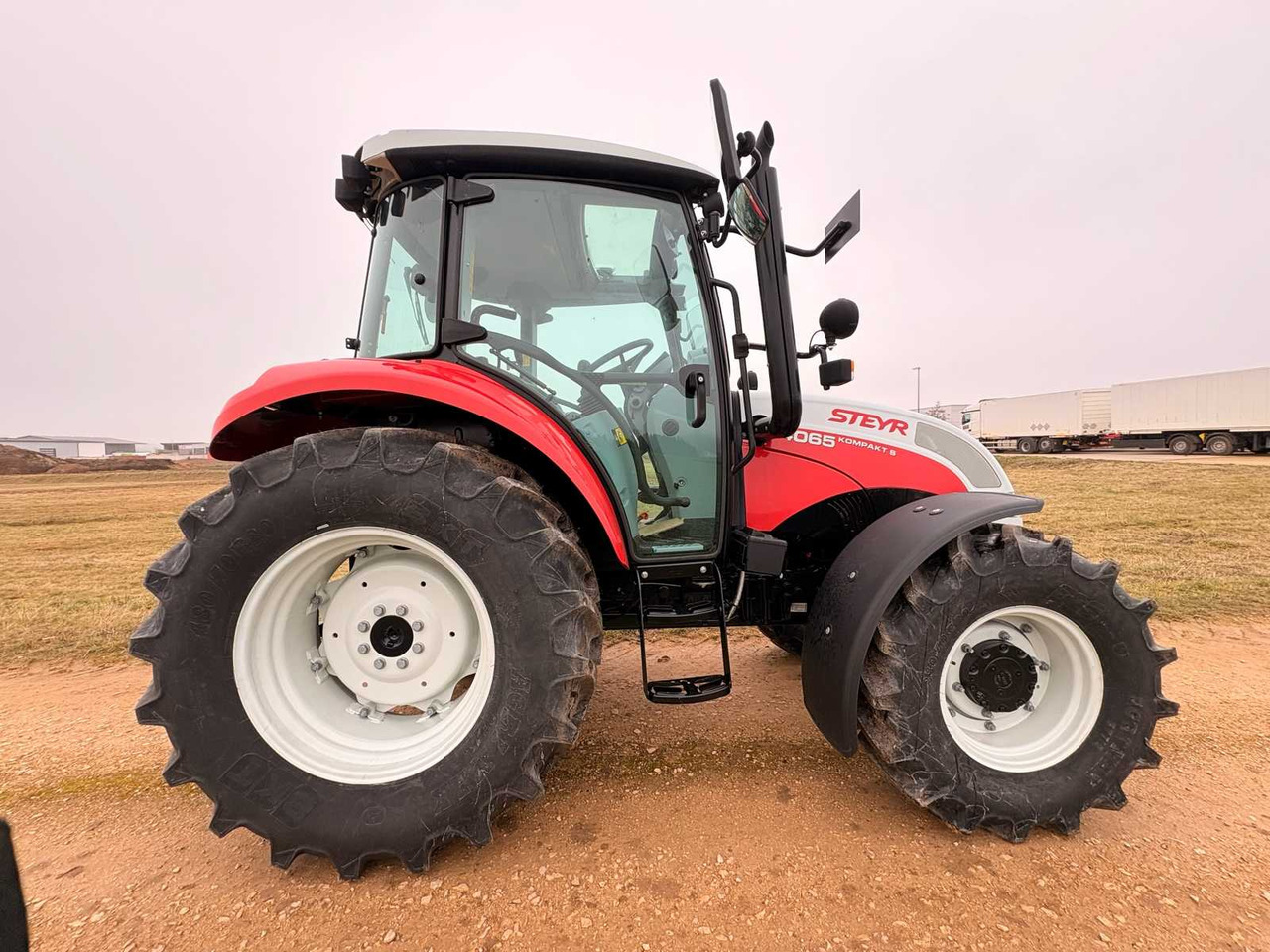 STEYR 4065 S - COMPACT ALL-WHEEL DRIVE TRACTOR (2022) - Traktor: foto 4 STEYR 4065 S - COMPACT ALL-WHEEL DRIVE TRACTOR (2022) - Traktor: foto 4