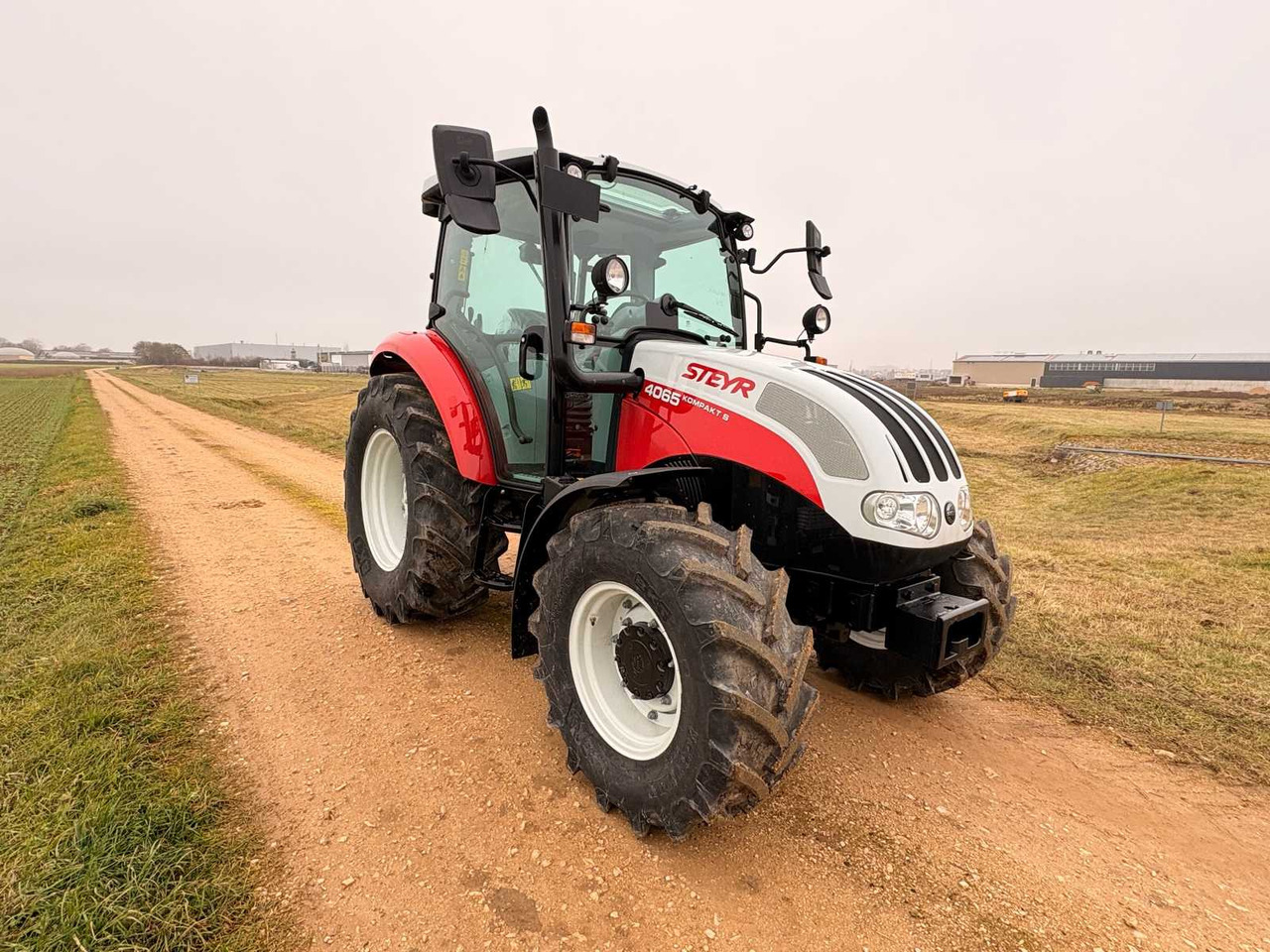 STEYR 4065 S - COMPACT ALL-WHEEL DRIVE TRACTOR (2022) - Traktor: foto 3 STEYR 4065 S - COMPACT ALL-WHEEL DRIVE TRACTOR (2022) - Traktor: foto 3