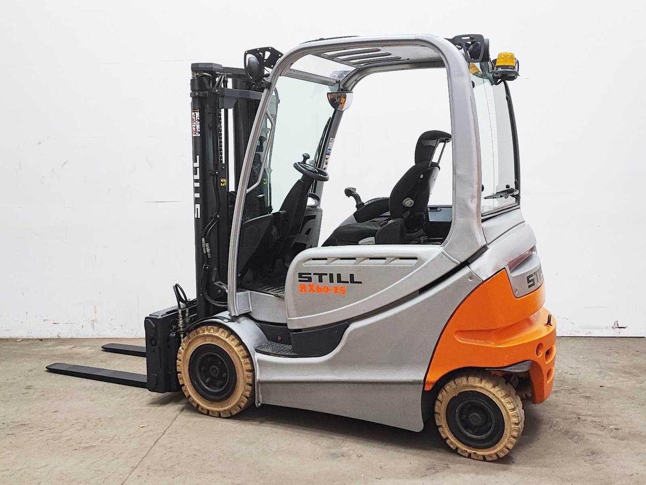 STILL - 2014 - RX60-25 - FORKLIFT WITH FORK SPREADER - Pirun ngritës: foto 1 STILL - 2014 - RX60-25 - FORKLIFT WITH FORK SPREADER - Pirun ngritës: foto 1