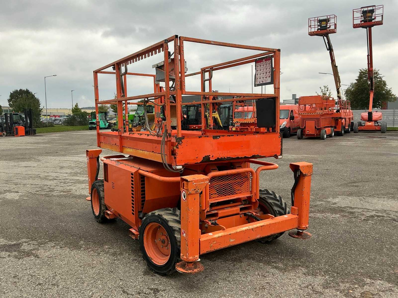 Skyjack SJ 6826RT - Platformë ajrore: foto 3 Skyjack SJ 6826RT - Platformë ajrore: foto 3