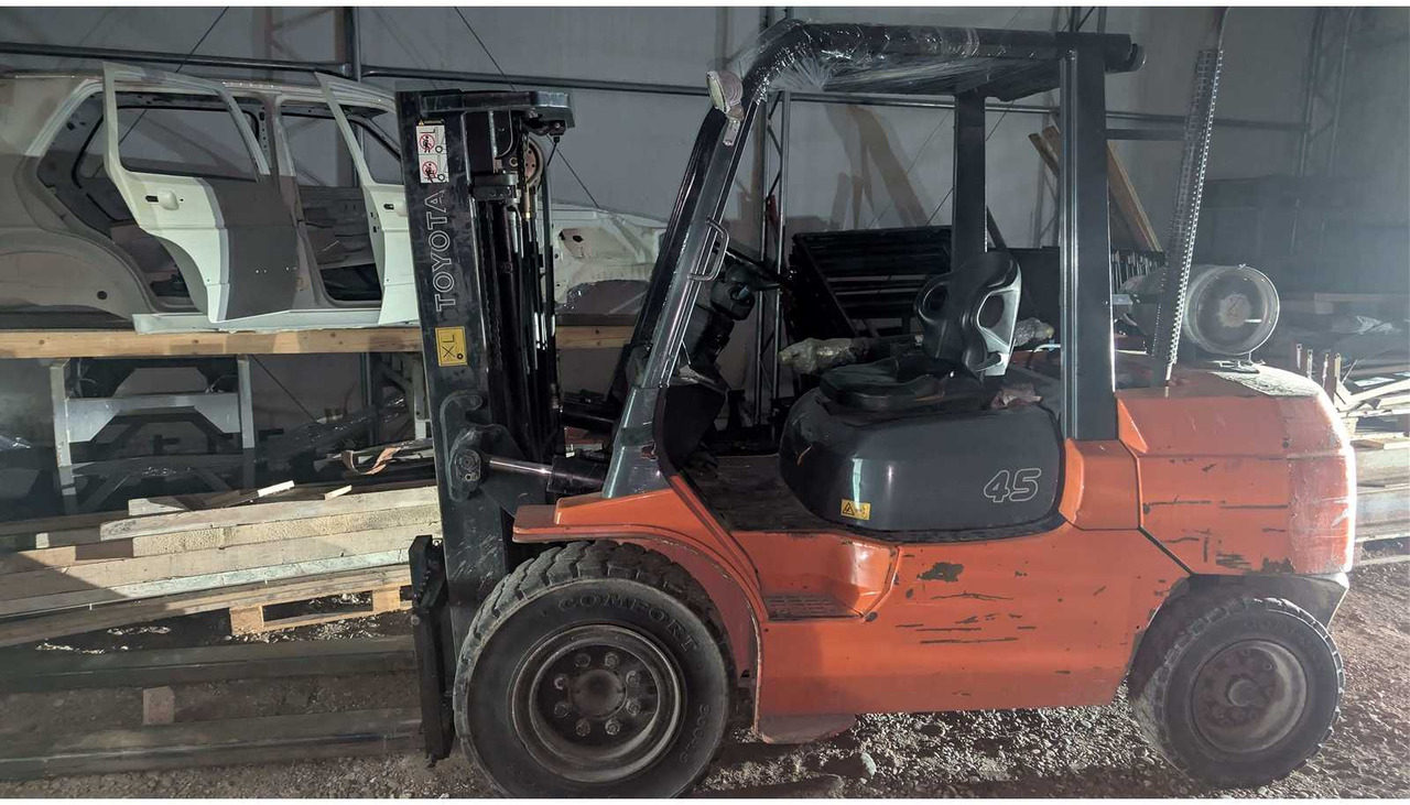 TOYOTA 02-7FG40 FORKLIFT TRUCK - Pirun ngritës: foto 1 TOYOTA 02-7FG40 FORKLIFT TRUCK - Pirun ngritës: foto 1